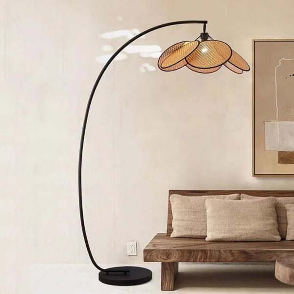 LED-Stehleuchte mit Blüten aus Rattan LED-Stehleuchte mit Blüten aus Rattan