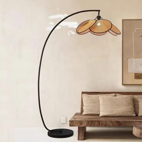 LED-Stehleuchte mit Blüten aus Rattan