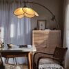 LED-Stehleuchte mit Blüten aus Rattan LED-Stehleuchte mit Blüten aus Rattan