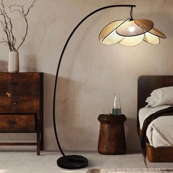 LED-Stehleuchte mit Blüten aus Rattan LED-Stehleuchte mit Blüten aus Rattan