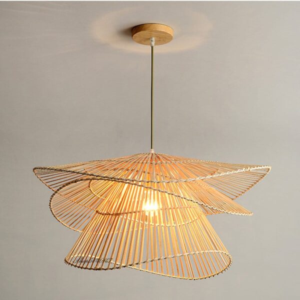 Mehrstufige Pendelleuchte aus Rattan