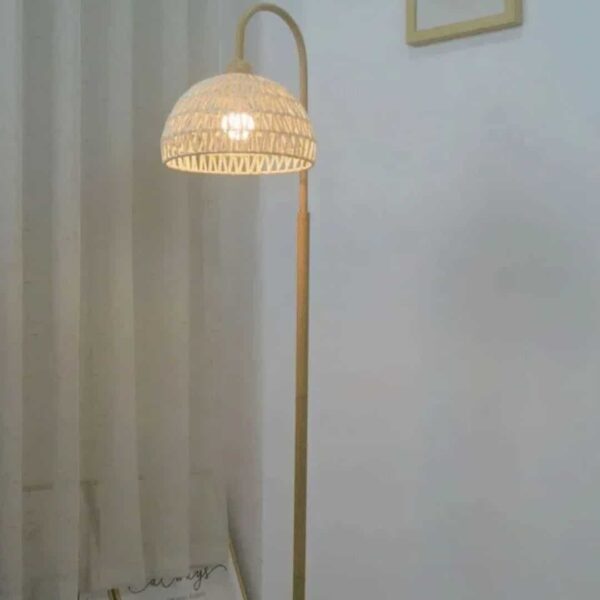 Minimalistische Rattan-Stehlampe Minimalistische Rattan-Stehlampe