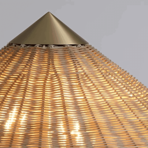 Minimalistische Stehlampe mit Rattan-Schirm