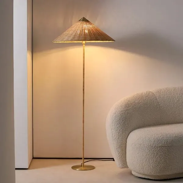 Minimalistische Stehlampe mit Rattan-Schirm
