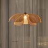 Moderne Hängelampe aus Rattan im Blumen-Design