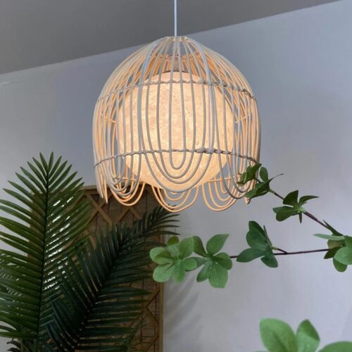 Moderne Hängelampe aus Rattan mit kreativem Design