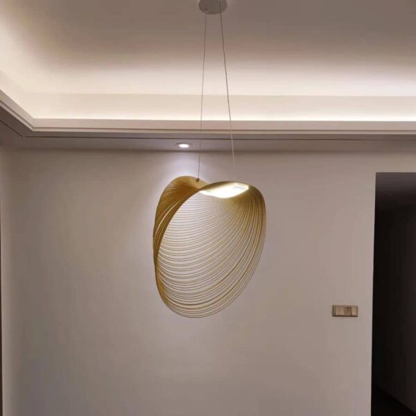 Moderne Holz-Hängelampe mit futuristischem Design