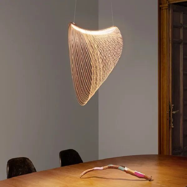 Moderne Holz-Hängelampe mit futuristischem Design Moderne Holz-Hängelampe mit futuristischem Design