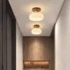 Moderne LED-Deckenleuchte aus Holz und Glas Moderne LED-Deckenleuchte aus Holz und Glas