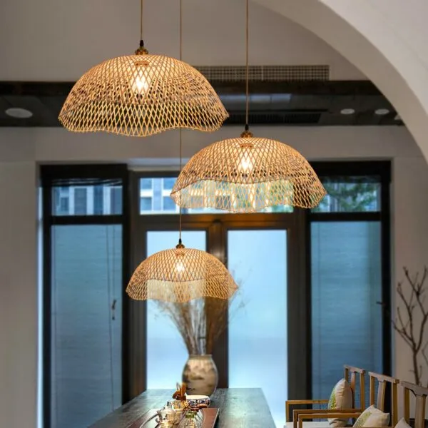 Moderne Pendelleuchte aus handgeflochtenem Rattan und Bambus Moderne Pendelleuchte aus handgeflochtenem Rattan und Bambus