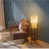 Moderne Schreibtischlampe aus Rattan und Metall, zylindrischer Schirm auf Beinen Moderne Schreibtischlampe aus Rattan und Metall, zylindrischer Schirm auf Beinen