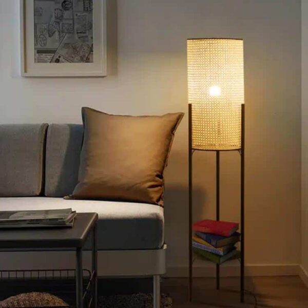 Moderne Schreibtischlampe aus Rattan und Metall, zylindrischer Schirm auf Beinen