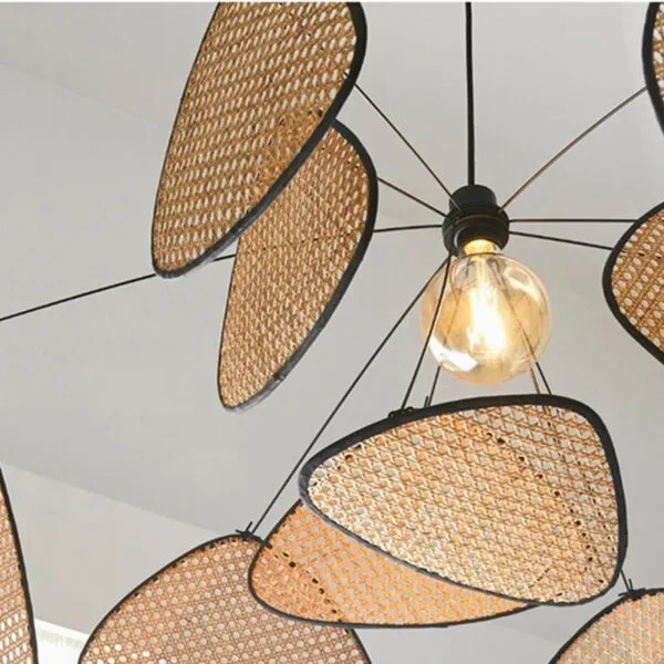 Moderner Deckenleuchter aus Rattan und Bambus