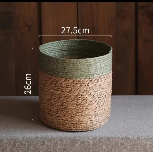 Moderner Rattankorb mit grünem Rand Moderner Rattankorb mit grünem Rand