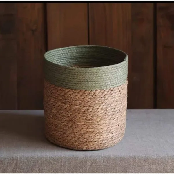 Moderner Rattankorb mit grünem Rand Moderner Rattankorb mit grünem Rand