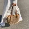 Modischer Bast-Taschenkorb für den Strand in Naturbraun Modischer Bast-Taschenkorb für den Strand in Naturbraun