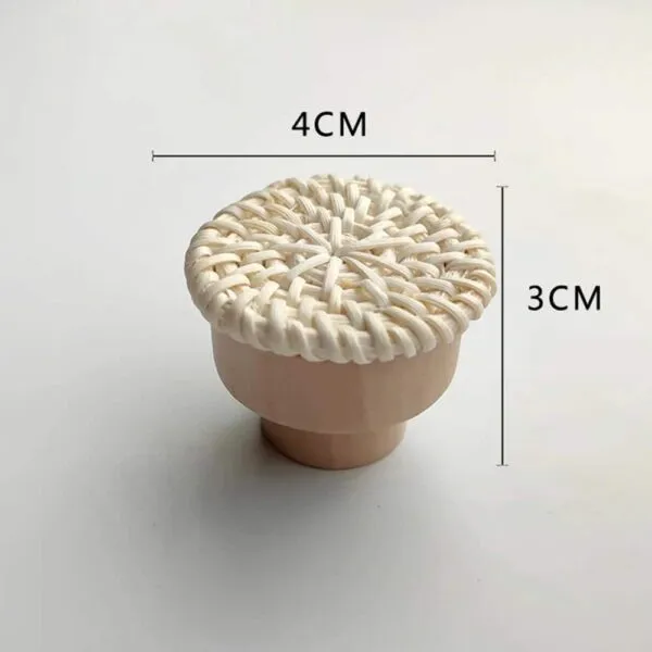 Möbelgriff aus Holz und Rattan in Beige Möbelgriff aus Holz und Rattan in Beige