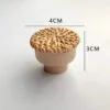 Möbelgriff aus Holz und Rattan in Naturfarbe