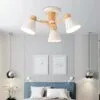 Nordische Holzhängeleuchte mit drei Lampenschirmen Nordische Holzhängeleuchte mit drei Lampenschirmen