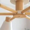 Nordische Holzhängeleuchte mit drei Lampenschirmen Nordische Holzhängeleuchte mit drei Lampenschirmen