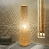 Nordische Stehlampe mit Rattan-Optik