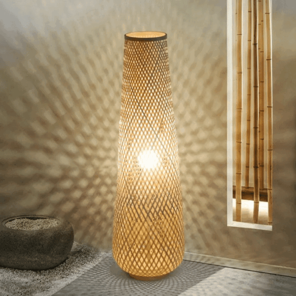Nordische Stehlampe mit Rattan-Optik