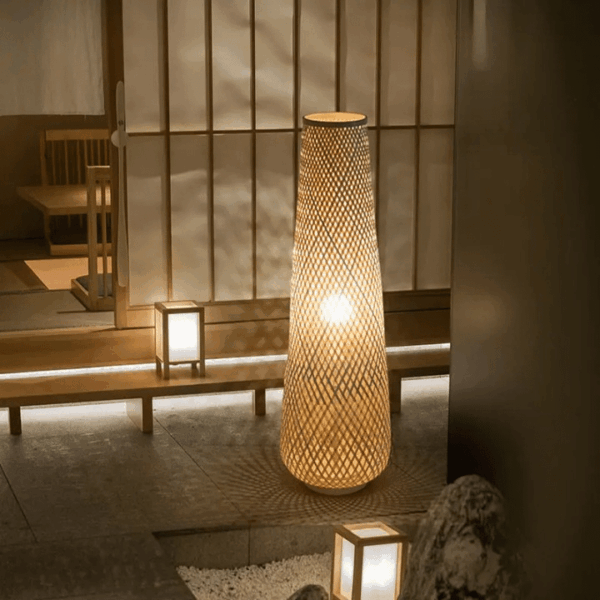 Nordische Stehlampe mit Rattan-Optik