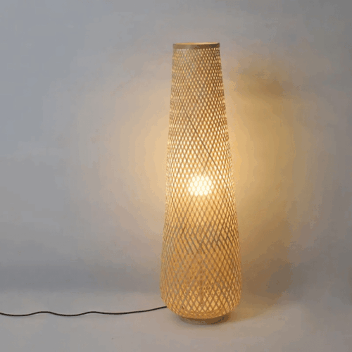 Nordische Stehlampe mit Rattan-Optik