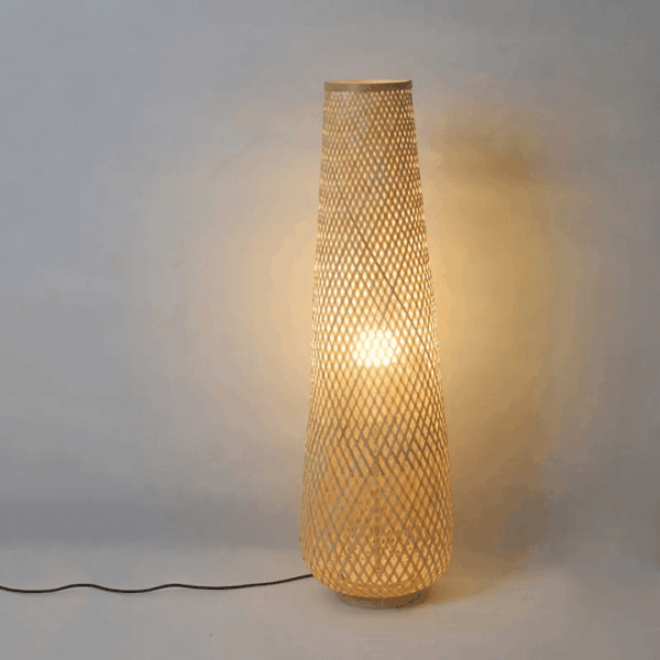 Nordische Stehlampe mit Rattan-Optik