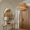 Nordischer Minimalismus Stroh-Hängelampe Hängelampe aus Stroh in nordischem minimalistischen Interieur, warmes Licht, organische Textur
