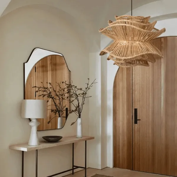 Nordischer Minimalismus Stroh-Hängelampe Hängelampe aus Stroh in nordischem minimalistischen Interieur, warmes Licht, organische Textur