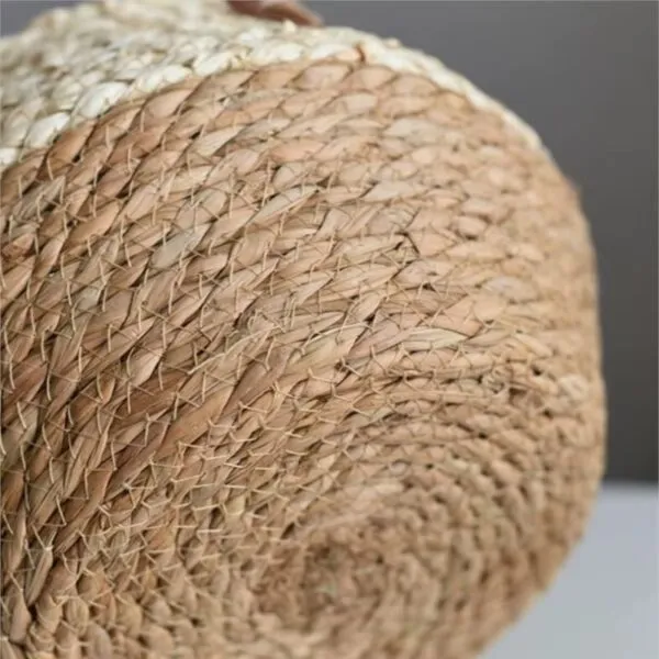 Nordischer Rattankorb im kompakten Design Nordischer Rattankorb im kompakten Design