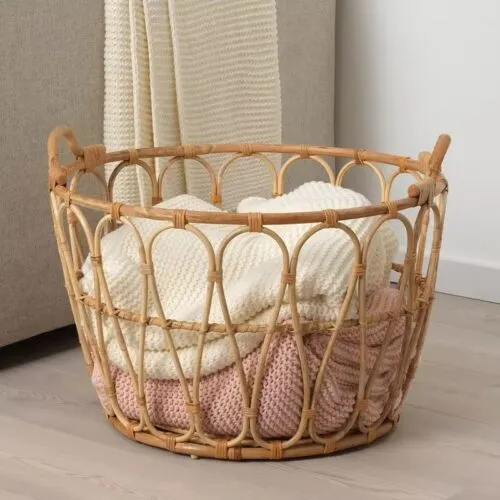 Offener Wäschekorb aus Rattan, handgeflochten Offener Wäschekorb aus Rattan, handgeflochten