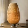 Ovale Rattan-Tischleuchte mit Metallsockel