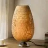 Ovale Rattan-Tischleuchte mit Metallsockel