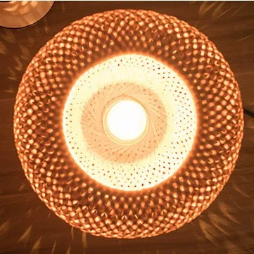Ovale Rattan-Tischleuchte mit Metallsockel