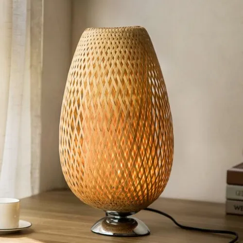 Ovale Rattan-Tischleuchte mit Metallsockel