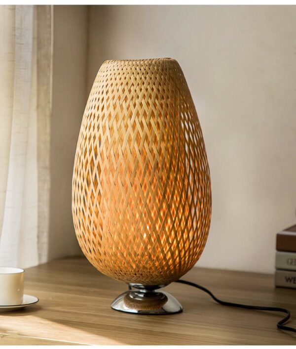 Ovale Rattan-Tischleuchte mit Metallsockel