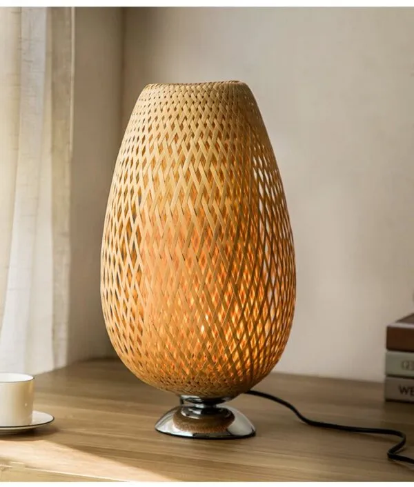 Ovale Rattan-Tischleuchte mit Metallsockel