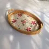 Ovale Serviertablett aus Rattan mit Blumenmuster