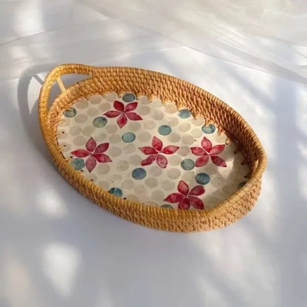 Ovale Serviertablett aus Rattan mit Blumenmuster
