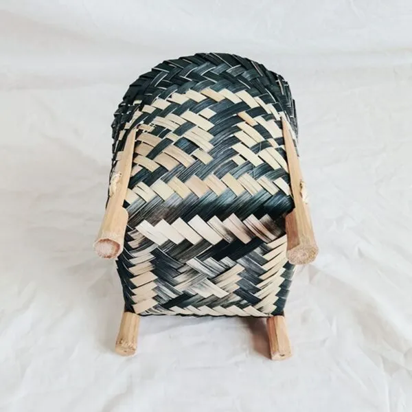 Pflanzenständer aus handgeflochtenem Rattan Pflanzenständer aus handgeflochtenem Rattan