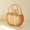 Picknickkorb aus Rattan mit weißem Innenfutter Picknickkorb aus Rattan mit weißem Innenfutter