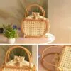 Picknickkorb aus Rattan mit weißem Innenfutter Picknickkorb aus Rattan mit weißem Innenfutter