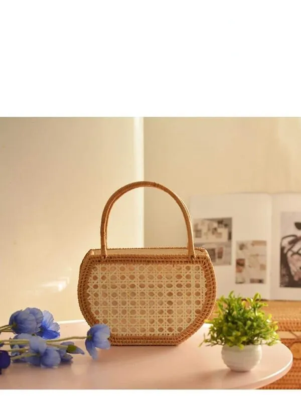 Picknickkorb aus Rattan mit weißem Innenfutter Picknickkorb aus Rattan mit weißem Innenfutter
