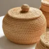 Picknickkorb-Deko aus Rattan Picknickkorb-Deko aus Rattan