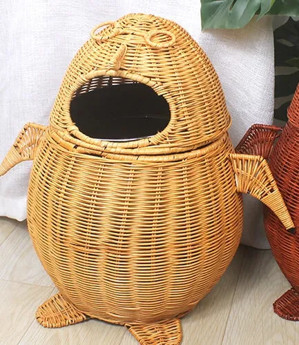 Pinguin-Abfalleimer aus Rattan und Bambus Pinguin-Abfalleimer aus Rattan und Bambus