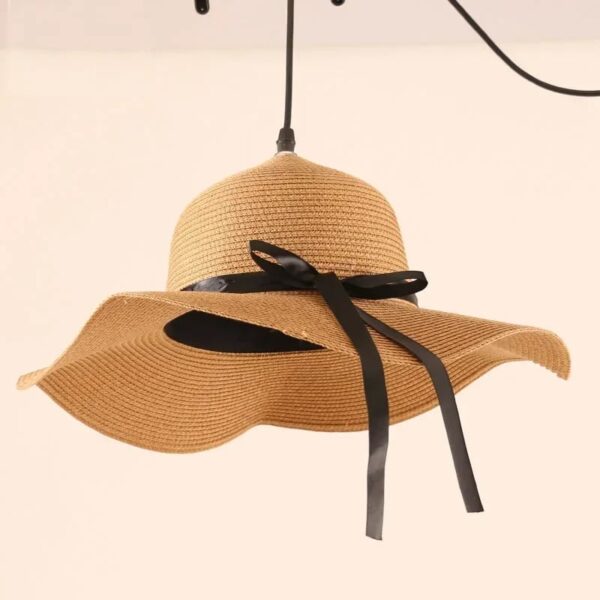 Rattan-Deckenleuchte im Hut-Design