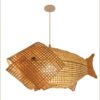 Rattan-Deckenleuchte in Karpfenform Rattan-Deckenleuchte in Karpfenform
