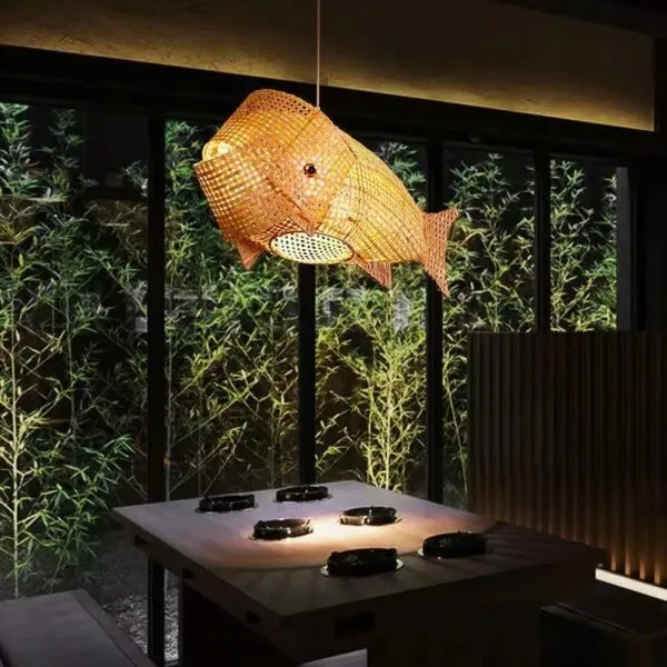 Rattan-Deckenleuchte in Karpfenform